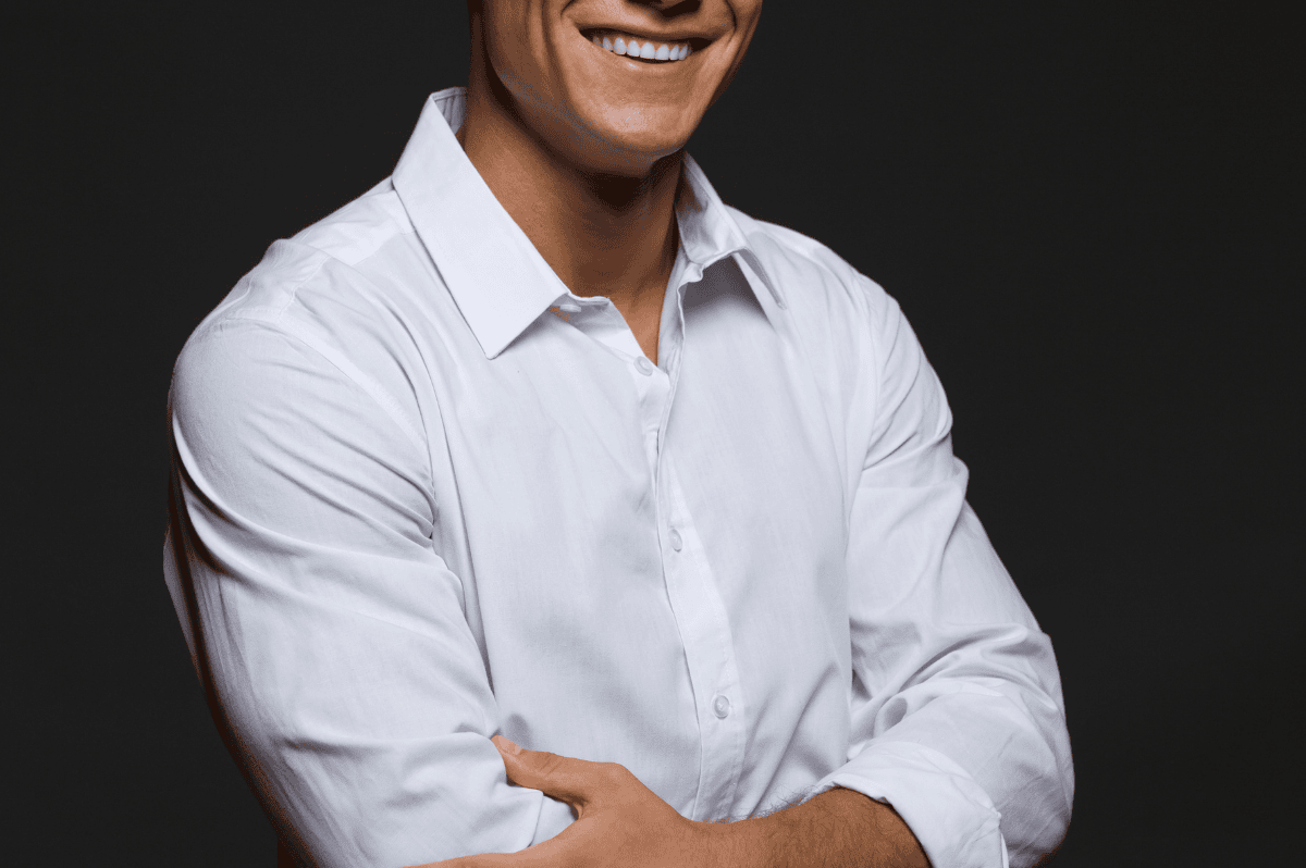 Cămașa albă din bumbac pentru bărbați – piesa de bază din garderobă 